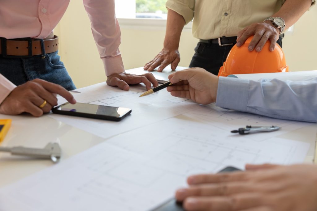 grupo de pessoas trabalhar na mesa Grande