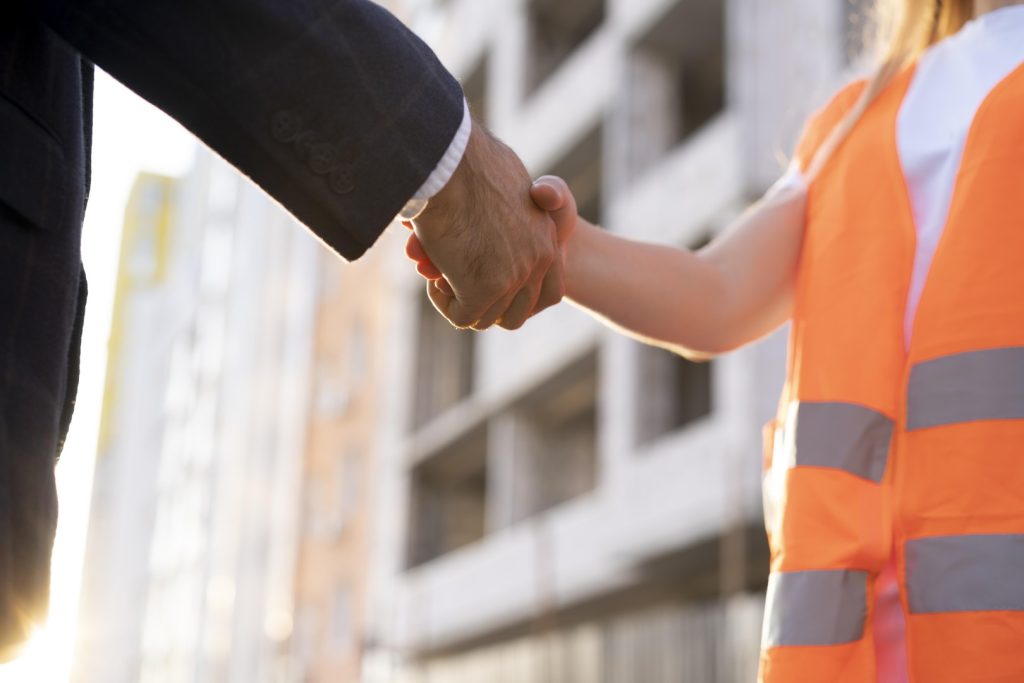 trabalhador de construcao civil no local com arquiteto Grande